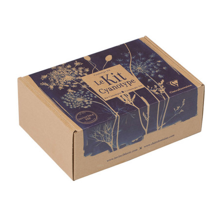 Grâce au contenu de ce <STRONG>kit Cyanotype Clairefontaine</STRONG>, vous pourrez réaliser de superbes tirages photogrammes, au