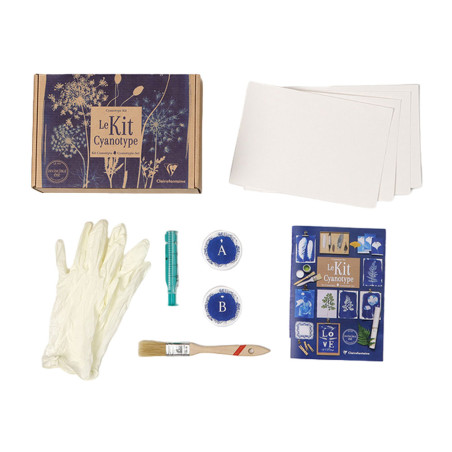 Grâce au contenu de ce <STRONG>kit Cyanotype Clairefontaine</STRONG>, vous pourrez réaliser de superbes tirages photogrammes, au