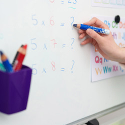 Découvrez le <STRONG>crayon STABILO MARKdry</STRONG>, un <STRONG>crayon marqueur en bois</STRONG> et écologique parfait pour les