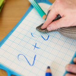 Découvrez le <STRONG>crayon STABILO MARKdry</STRONG>, un <STRONG>crayon marqueur en bois</STRONG> et écologique parfait pour les