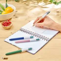 Découvrez les stylos bille 4 couleurs BIC disponibles en corps effet bois couleur nature, bleu, vert ou rose. Les encres sont de