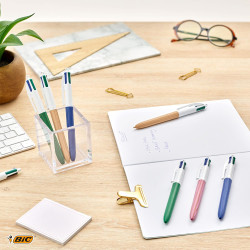 Découvrez les stylos bille 4 couleurs BIC disponibles en corps effet bois couleur nature, bleu, vert ou rose. Les encres sont de
