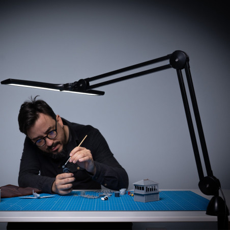 Découvrez la lampe LED Lumi Daylight Noire, une lampe de travail de qualité professionnelle à poser sur un bureau, une table à d