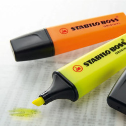 Découvrez la pochette de 6 surligneurs STABILO BOSS ORIGINAL, couleurs fluo, parfait pour les cours ou le bureau. L’étui contien