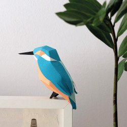 Découvrez la maquette origami Martin-Pêcheur (Alcedo Atthis) de la marque Plego, une maquette en papier pâte coloré à plier et à