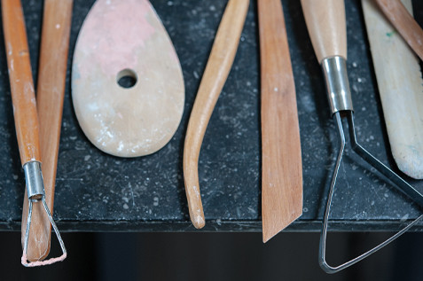 Outils de modelage, gravure & sculpture : mirette, couteau, ébauchoirs